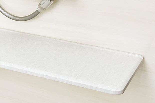 【【丸洗いカウンター】】カウンターをまるごと壁から外して洗えるから、裏までピカピカに。洗いにくい壁や床もラクな姿勢で掃除できます。また、折りたたんで壁に掛けることができるので、洗い場を広く使えます。