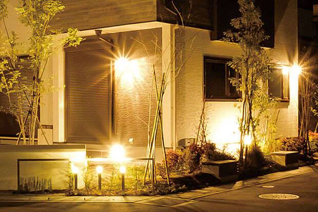 【夜の安心までデザインする灯かりのいえなみ協定R】夜間に各住戸の外部灯を自動で点灯し続ける灯かりのいえなみ協定を締結。街を美しく彩りながらも夜道を明るく照らすことで防犯性を高めます。