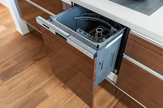 【【食器洗い乾燥機】】水圧で伸びる2段式ノズルで、上部からもシャワーを拡散。庫内の食器すみずみまでしっかり洗い落とします。