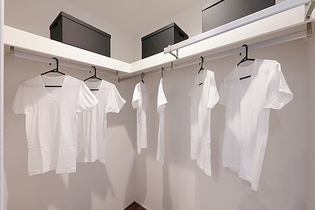 【【ウォークインクロゼット】】大容量のクロゼットで、おしゃれ好きの家族の衣類から季節家電までラクラク収納できます。