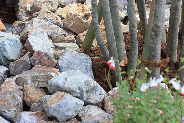 【ロックガーデン】アイポイントとなるエクステリアには、自然の趣を高める天然石のロックガーデンを効果的に配しています。