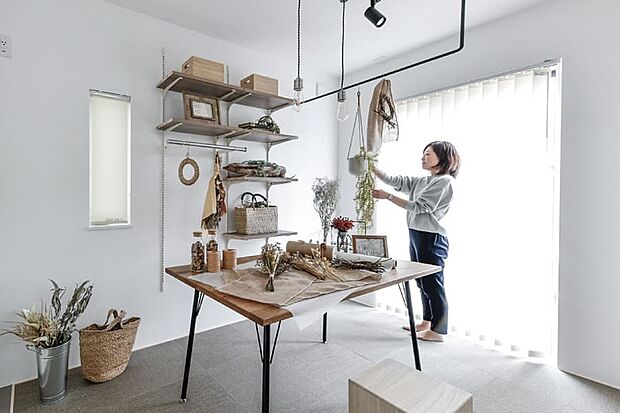 【【PLAN01】MULTI?ROOM】変化する暮らしも楽しめる自在空間のあるリビング。戸の開閉により続き間と独立空間を切り替えて使えて、ハンギングレールやマルチシェルフを標準採用しており家事室としても便利に使えます。