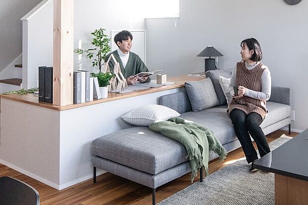 【【PLAN02】ステージリビング】リビングの一角を小上がりにしたステージリビング。段差で空間をゆるやかにゾーニングしながら、家族の気配を感じられる開放感あふれるプランニングです。
