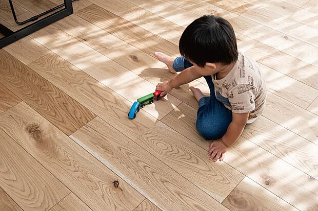 【【リビング床暖房】】足元から部屋全体をあたためてくれる床暖房。室温を低く設定しても温風暖房と同じ体感温度を得ることができ、省エネにつながります。