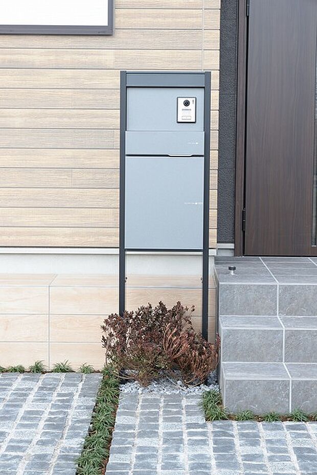 【【宅配ボックス付機能性門柱】】宅配ポストと郵便ポスト、インターホンを備えたシンプルで洗練されたデザインの機能性門柱。不在時はもちろん、在宅時でも対面せずに荷物が受け取れます。