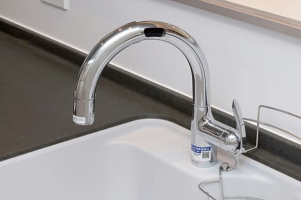 【【タッチレス 蛇口一体型浄水器 LC】】清潔・安心に配慮したタッチレス水栓は、反応も早くストレスフリーな操作性。浄水シャワーも使え、節水効果も期待できます。