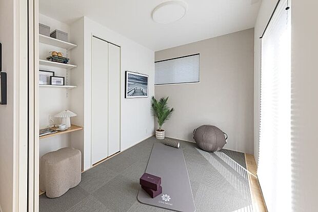 【INNER STYLE-02/フレックスルーム】リビングの隣には戸を開閉することで個室にも続き間になるフレックス空間をプランニング。家族構成や暮らしの変化にも柔軟に対応できるのが魅力です。