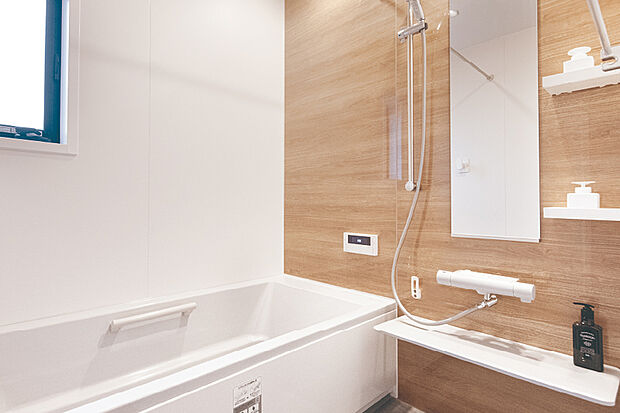 【【LIXIL AX】】一日の終わりに家族に癒しを与えてくれるバスルーム。お手入れ簡単でキレイを保つ技術の数々が、家事の負担を減らしてくれます。