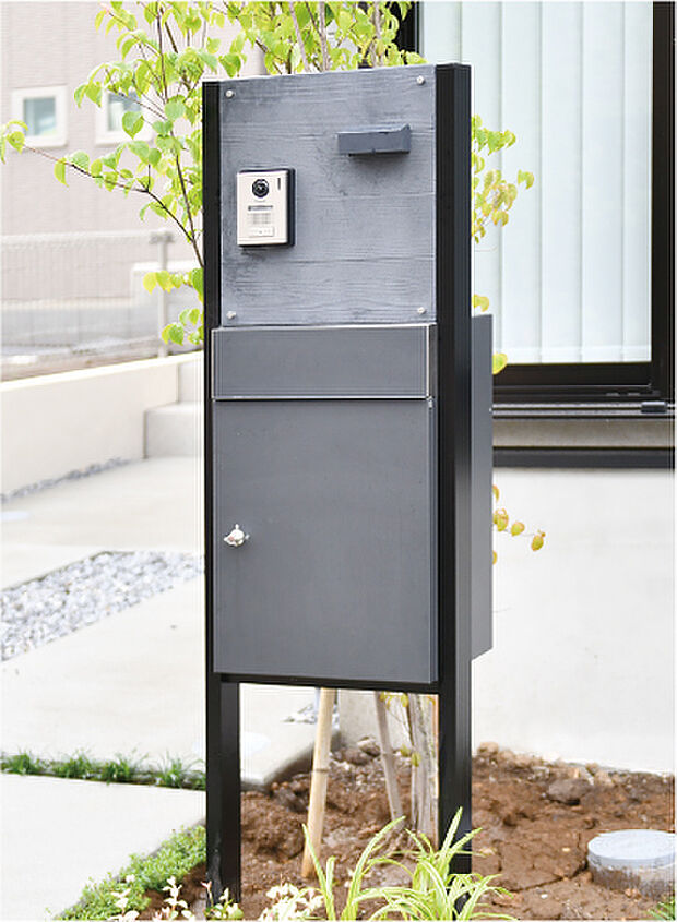 【【宅配ボックス付機能門柱】】留守の間でも荷物の受け取りができる宅配ボックスを採用。落ち着きのある街のデザインと調和する、気品のある門柱とポストがエントランスの印象を引き締めます。