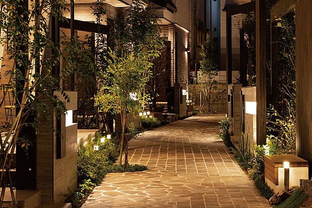 【灯かりのいえなみ協定(R)】夜間になると各住戸の外部灯を自動でライトアップし続け、夜道を明るく照らすことで防犯性と安全性が向上。灯かりの配置や色などに統一感を持たせることで、夜も美しい街並が長く楽しめるように計画しています。