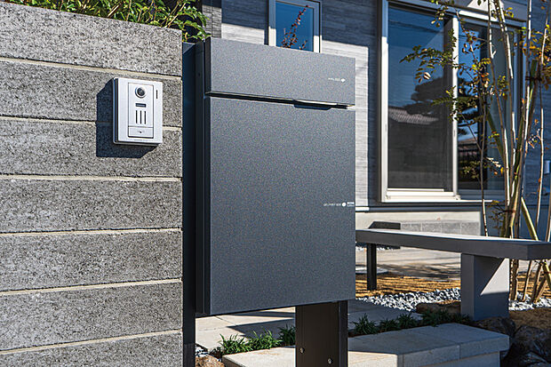 【宅配ボックス付機能門柱】外出中でも荷物を受け取れる宅配ボックス付機能門柱。再配達の手間がなくなるスマートな時短アイテムです。
