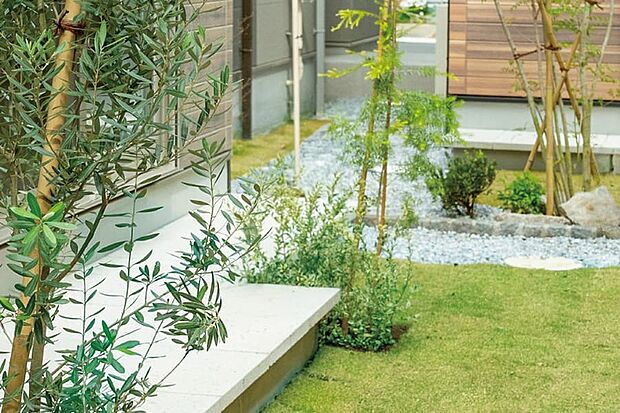 【【風景をシェアする植栽計画】】視界の抜けと開放感のある配置計画により、広場的な空間を創出。何気ない挨拶や、自然風景の共有によりコミュニケーションを促し、3家族のコミュニティを形成します。