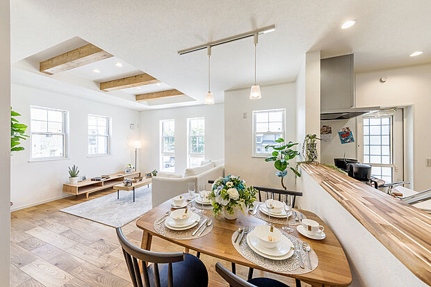 【【　住協建設の施工例　】】木の温もりを感じる化粧梁と、白を基調とした洗練の空間。自由設計で叶える、カフェのような心地よいLDK。