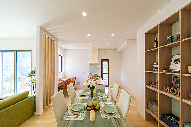 【【　住協建設の施工例　】】柔らかな温もりが溶け込むナチュラルLDK。木材のカラーアクセントを活かした造作たちが、家族団らんの時間を見守ります。