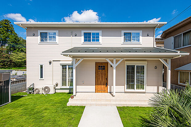 【【 住協建設の施工例 】】深い軒のカバードポーチと広い芝生が、開放的な日常を演出。自由設計で叶える、個性際立つアメリカンな佇まい。