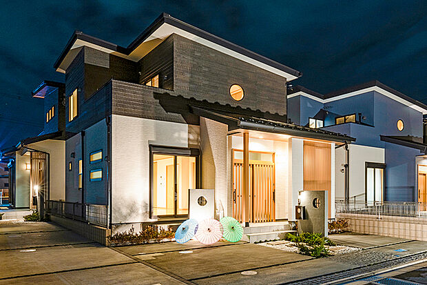 【【 住協建設の施工例 】】陰影を愉しむライティング設計。丸窓のアクセントと縦格子が、住まいの風格と深い安らぎを演出します。