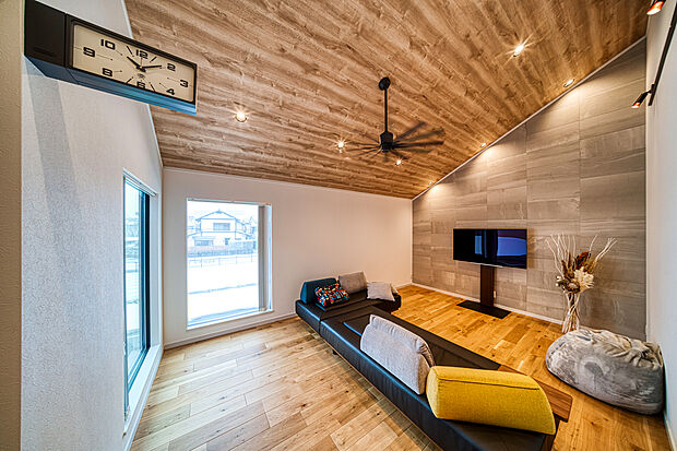 【内観 施工事例】木目調のクロス、シーリングファン、エコカラットがハイグレードでスタイリッシュな憩いの雰囲気を演出（建物価格／2740万円 建物面積／118.41m2