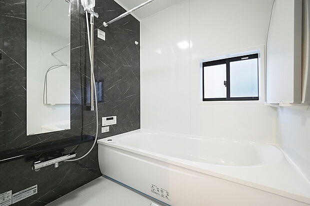 【浴室】浴室換気乾燥暖房機付き／ゆとりある1坪バスルーム