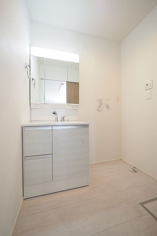 【洗面室】収納豊富な三面鏡シャンプードレッサーを設けたパウダールーム