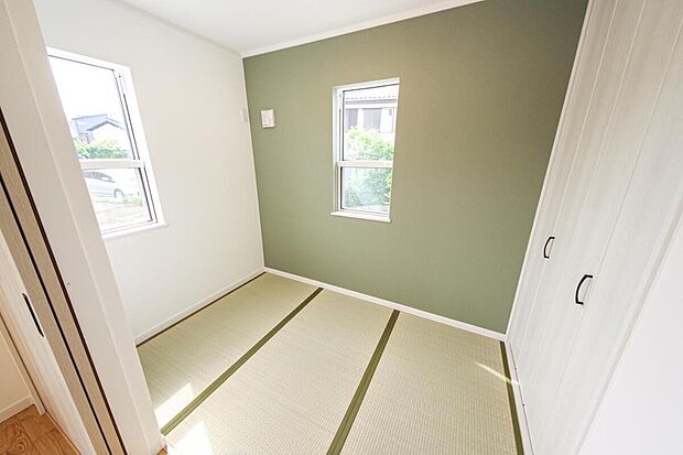 畳の香りに心がほどける、癒しの和室。客間やお昼寝スペースとしても使える柔軟性が魅力です/2号棟内観