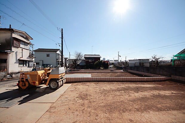 周囲に高い建物がなく、陽光がたっぷりと差し込むロケーション。第一種低層住居専用地域のため、将来的にも住環境の変化が少なく、穏やかな街並みが守られます。