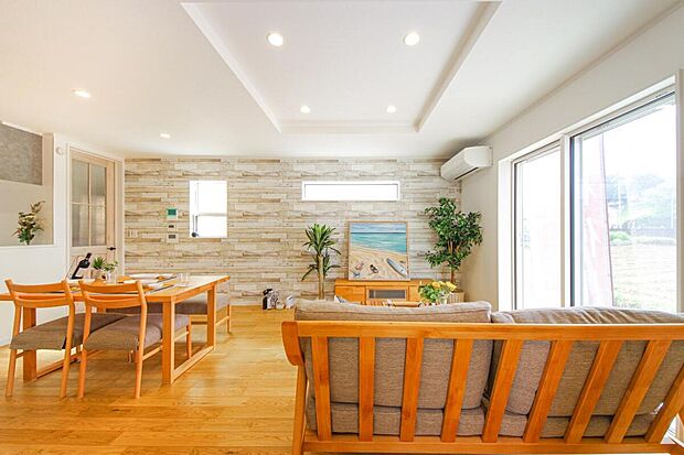 【2号棟・リビング】木のぬくもりと陽光に包まれるリビング。穏やかで豊かな時間を育む、上質な住まいです。