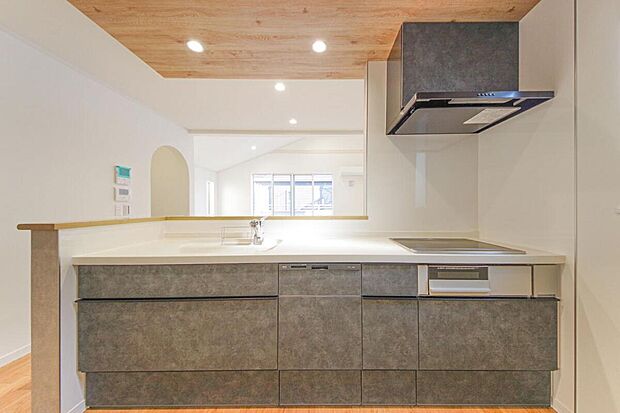 【7号棟・キッチン】「深型食洗機」「浄水器一体型ハンドシャワー水栓」など、日々の生活をサポートする設備が備わっています