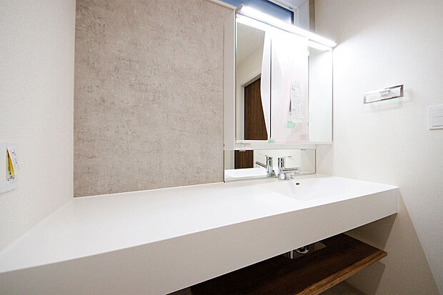 【ご家族がゆったりと使える洗面台です。】写真 45号棟