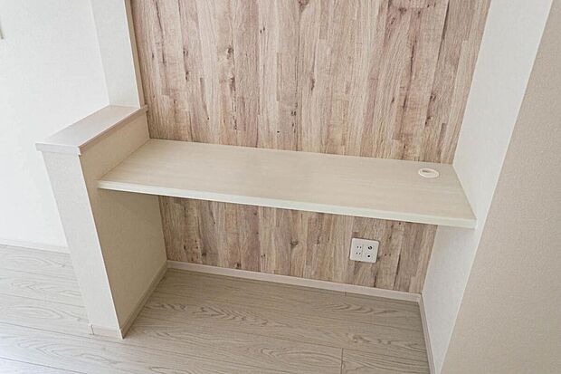 【LDK】リビングの一角にスタディーカウンターを設置。壁向きで勉強に集中しやすく、キッチンからは勉強している子供の様子がしっかりと確認できます。