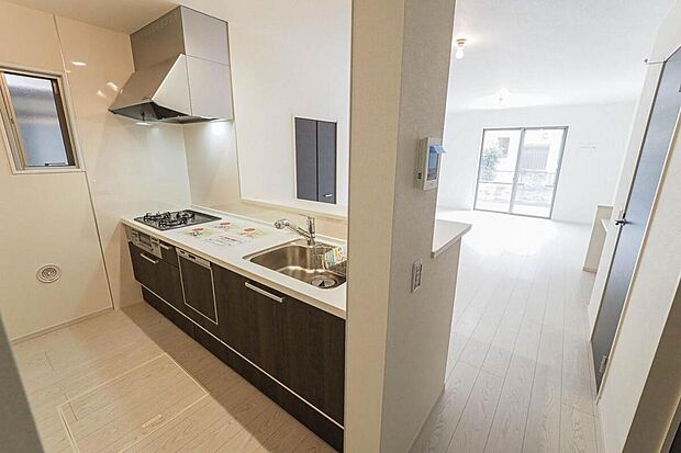 【システムキッチン】家族と会話をしながら料理が楽しめる対面キッチン