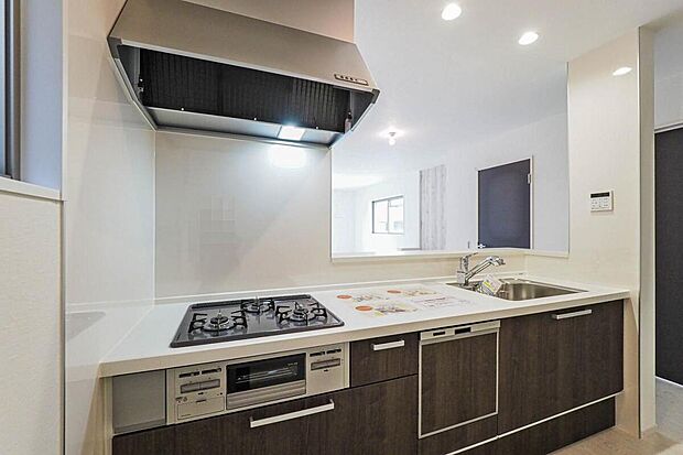 【システムキッチン】料理の幅が広がるグリル付きの3口ガスコンロ仕様のシステムキッチンです。