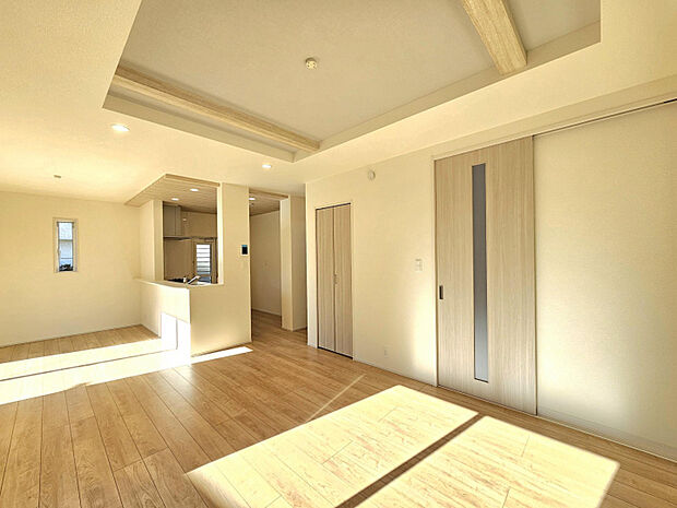 LDK（17.0帖）家族が集うリビングは南向きで明るく、スタイリッシュな折上天井で開放的な空間になっています。　