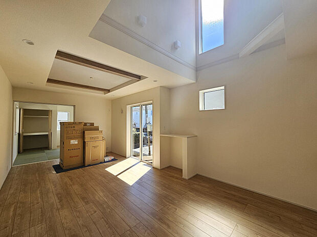 1号棟　LDK（17.37帖）リビングは吹き抜けになっており、大きな窓から差し込む光で明るい空間となっており、部屋全体広く感じることができます！　