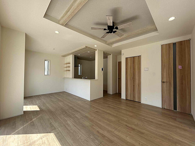 1号棟　LDK（16.0帖）広々とした16帖のLDK。南向きにあるため日当たりは良好。日中は電気をつけなくても明るい空間になっております。　