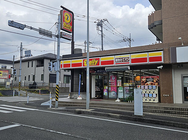 デイリーヤマザキ　ニュータウン加賀原店（約88m）