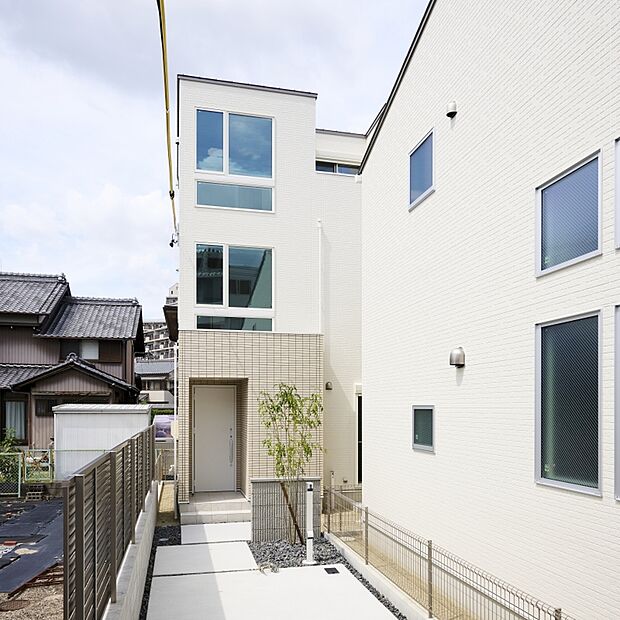 プライバシー性が高く、リビングダイニングに光が入る設計で建築されています。
現地（2026年8月）撮影