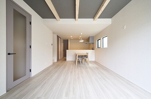 【A棟】
あえて梁を見せた折り上げ天井が特徴的なリビングダイニング。床暖房付き。