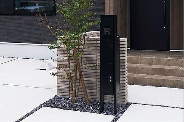 【■宅配ボックス■】共働きのご家族や休日のお出かけ時にもお荷物が受け取れる宅配ボックス。(施工例写真)