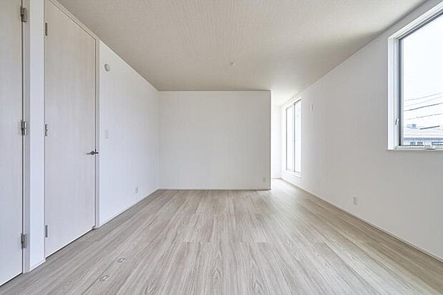 【リビング以外の居室】間仕切り次第で1部屋から2部屋に変更可能な仕様です。お子様の成長やライフスタイルの変化に合わせ、柔軟にお部屋の数を変えられます。室内(2026年7月)撮影