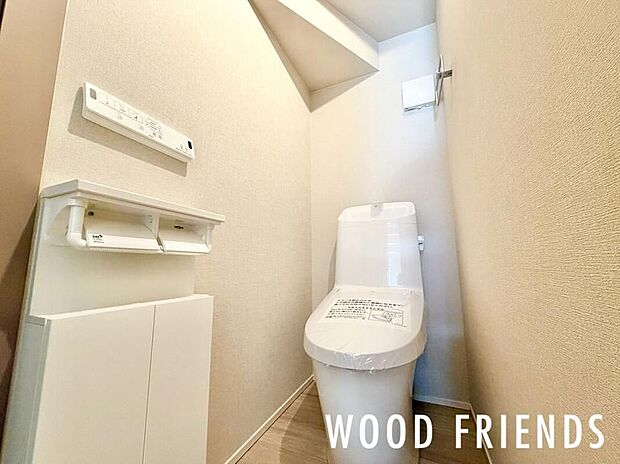【トイレ】トイレは節水タイプ。タンク一体型のフチレス形状でお掃除もラクラク。室内(2026年5月)撮影