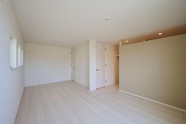【リビング以外の居室】【B棟】主寝室間仕切り次第で1部屋から2部屋に変更可能な仕様です。お子様の成長やライフスタイルの変化に合わせ、柔軟にお部屋の数を変えられます。