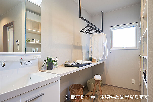 【ランドリールーム】「洗濯して、干す」を最短距離で。アイロンがけや畳む作業まで済ますことができ、下着や寝間着類も収納しておけば、お風呂上がりもスムーズです。（施工例写真）

