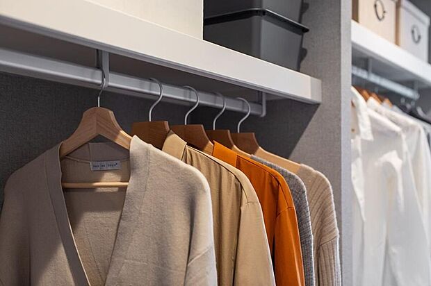 【収納】大容量のウォークインクローゼットには、ご家族の洋服や鞄などをまとめて収納可能。（施工例写真）