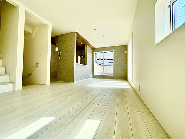 1号棟:LDK　陽光が伸びやかに広がる、上質なリビング空間。