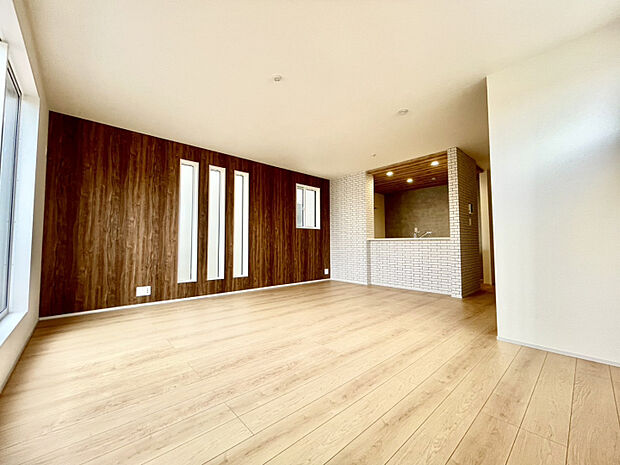 【LDK】　木目アクセントが映える、開放感あふれるリビング空間。