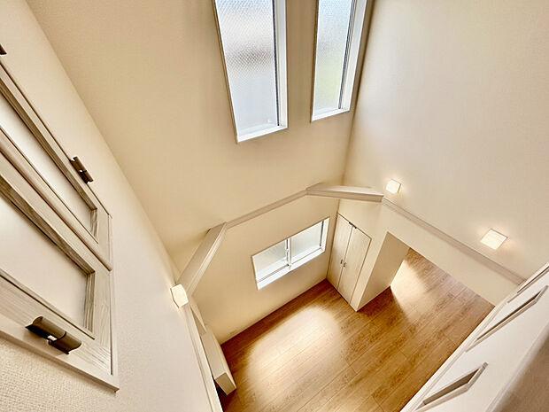 【【洋室:6.12帖】】間接照明付き折上天井でおしゃれな主寝室スペース☆