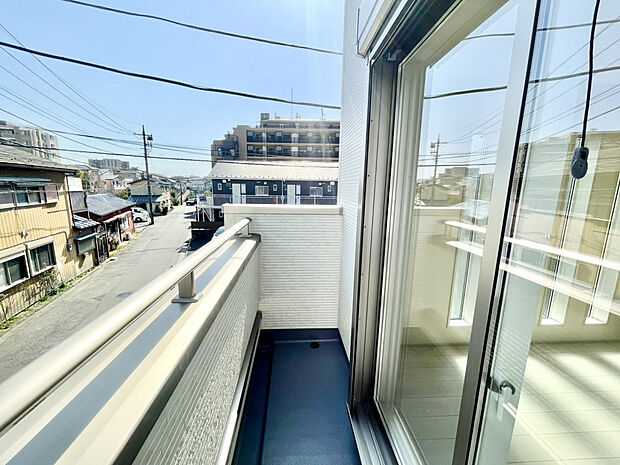 【1号棟:バルコニー】空とつながる開放感、心地よい光に包まれるバルコニー。