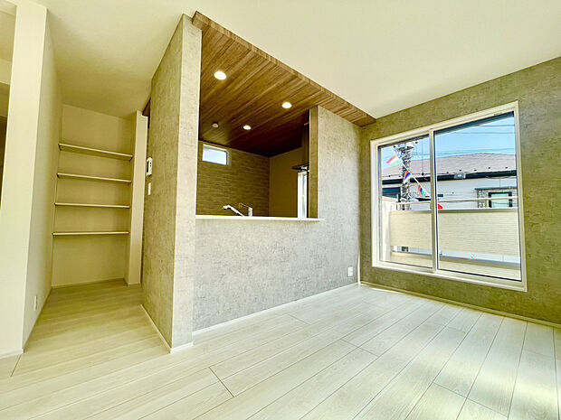 【1号棟:キッチン】木目天井が印象的な、デザイン性の高い対面キッチン。