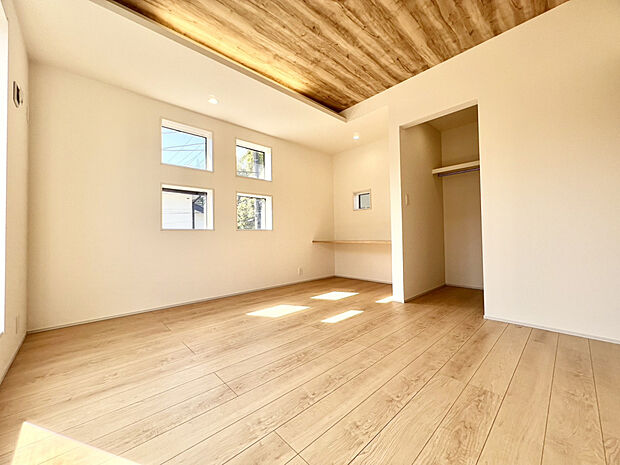 【【洋室:8.0J】】折上天井が映える、ゆとりある主寝室空間。