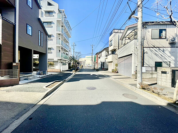 【前面道路】「ゆとりある幅員が生む、穏やかな住環境。」見通しの良い直線道路で、車の出入りもスムーズ。落ち着いた街並みが、日常に安心感を与えてくれます。